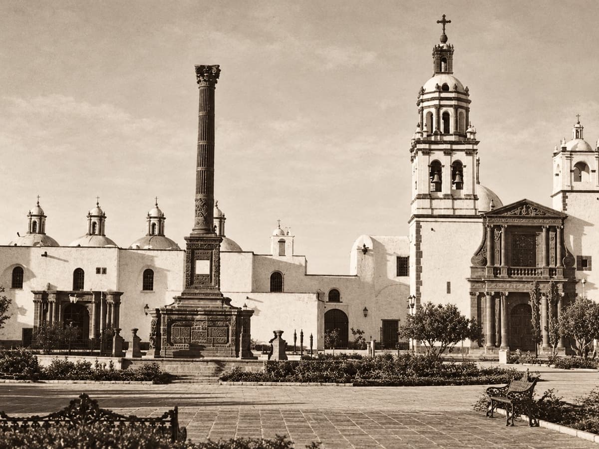 Fotografía antigua: Plaza Independencia y conjunto parroquial, donde se ubicó el primer templo de la ciudad, década de 1960