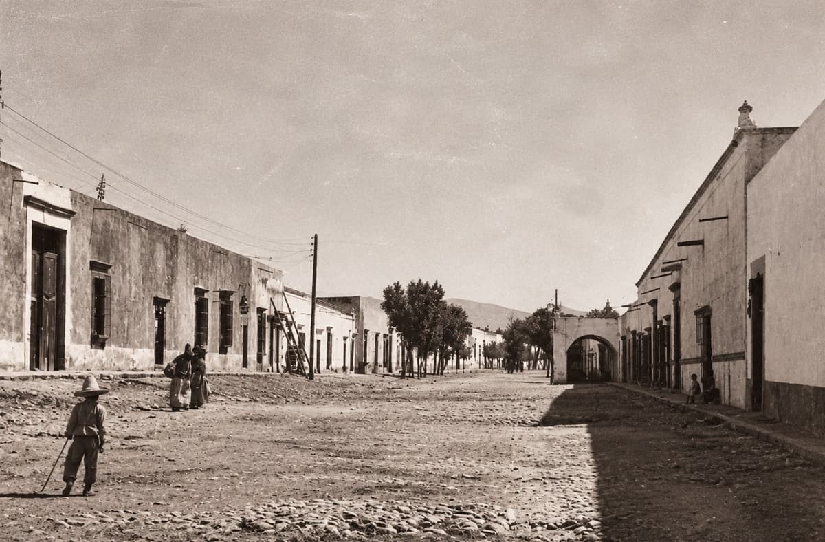 Fotografía antigua: Calle Real en el poniente de la ciudad, con vista hacia el oriente, 1928