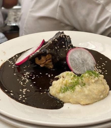 Mole con guarnición de puré